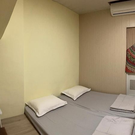 Back To Real Hostel T'ai-tung Buitenkant foto