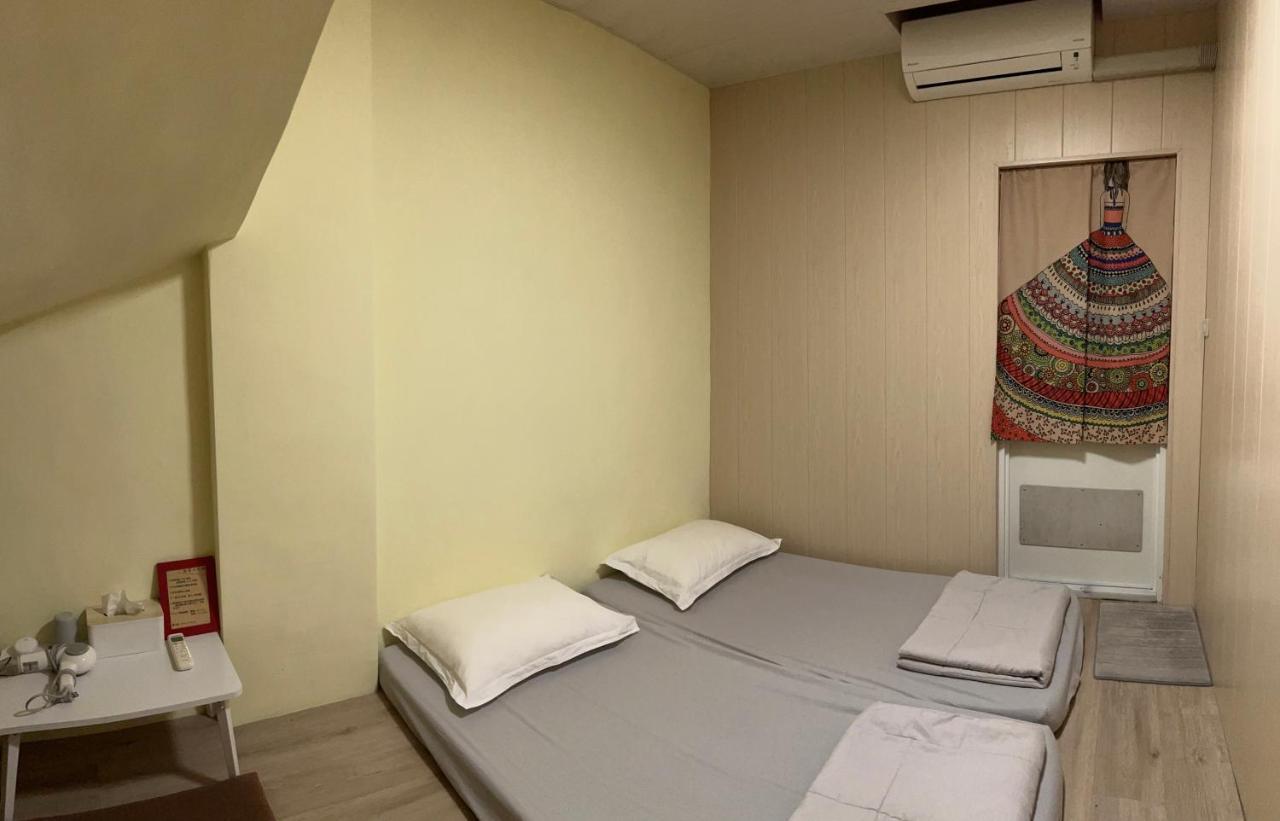 Back To Real Hostel T'ai-tung Buitenkant foto